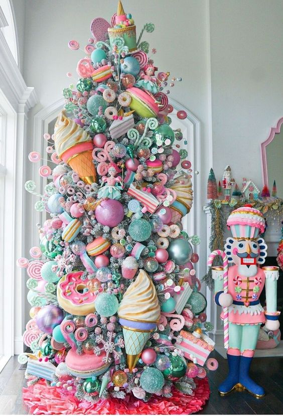 arbol de navidad decorado figurines dulces tendencia