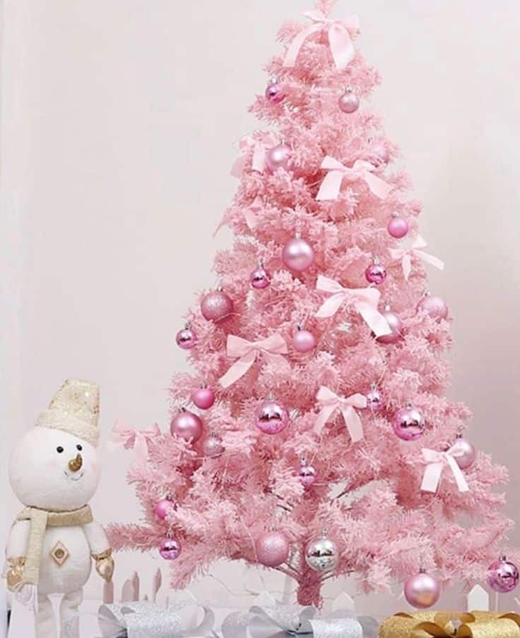 árbol de navidad rosa con esferas rosa