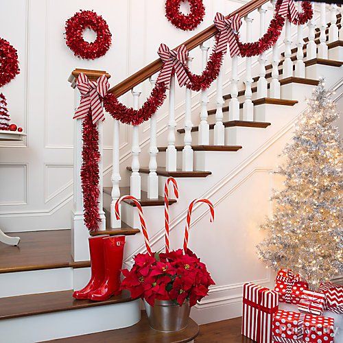 escaleras decoradas de navidad en rojo 